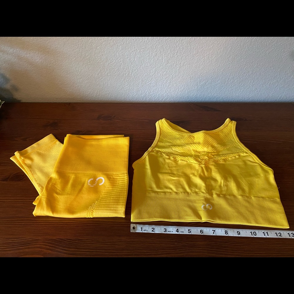 Curves N Combatboots Yellow Seamless Leggings, Bra